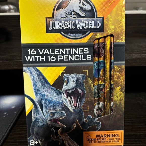 Jurassic World Valentine's day cards and pencils - Picture 1 of 2